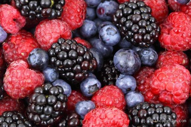 Buah beri termasuk makanan tinggi serat yang kaya antioksidan sehingga baik untuk menjaga kesehatan jantung sekaligus membantu mengontrol gula darah.
