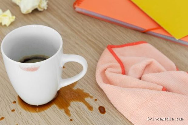 Manfaat pasta gigi untuk menghilangkan noda kopi di kain/Foto: Magnific.com/Freepik Salah satu manfaat pasta gigi yang cukup mengejutkan adalah membantu menghilangkan noda kopi pada kain berwarna terang berkat sifat abrasifnya yang ringan.