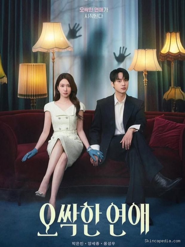 Poster drama 'Spooky in Love'/ Foto: instagram.com/tvn_drama Park Eun Bin dan Yang Se Jeong berpegangan tangan di tengah suasana mencengkam dalam poster drama 'Spooky in Love'.