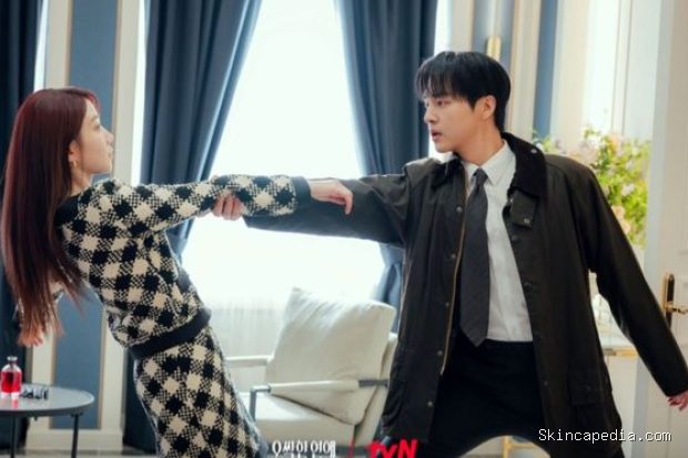 Potret Park Eun Bin dan Yang Se Jong dalam drama 'Spooky in Love'/ Foto: instagram.com/tvn_drama Potret awal pertemuan Park Eun Bin dan Yang Se Jong dalam drama 'Spooky in Love'.