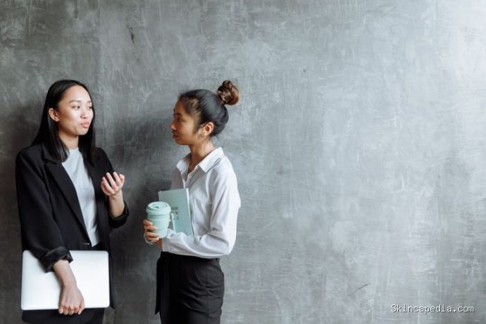 Informasi menarik lainnya dari penelitian ini adalah terkait posisi kepala peserta, baik itu menengadah ke atas atau tunduk ke bawah. Para ilmuwan menemukan bahwa posisi leher, dikombinasikan dengan postur dan sikap tubuh, berkorelasi langsung dengan kepribadian.