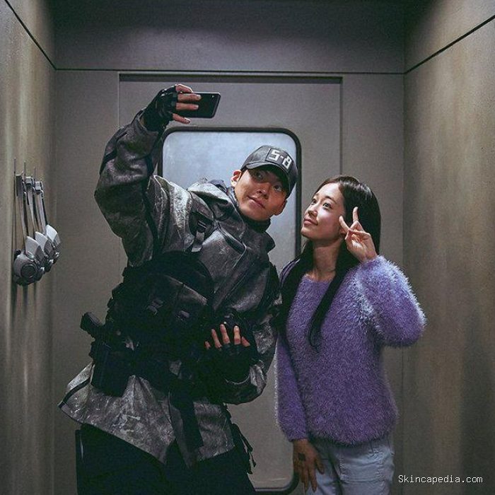 Still Cut Kim Woo Bin dan Roh Yoon Seo / Foto : twitter.com/netflixkr Still Cut Kim Woo Bin dan Roh Yoon Seo / Foto : twitter.com/netflixkr