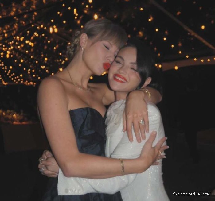 Taylor Swift tampil memesona di pernikahan sahabat lamanya, Selena Gomez. Dari gaun glamor Oscar de la Renta hingga momen penuh kehangatan, inilah kisah gaya dan persahabatan dua bintang yang telah bertahan hampir dua dekade./Foto: Instagram/selenagomez
