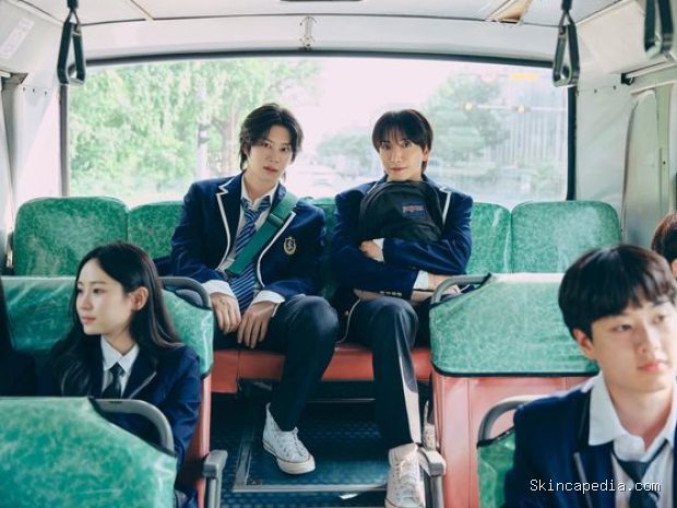 Potret Super Junior-83z dalam foto konsep album 'Promise'/ Foto: instagram.com/superjunior Super Junior-88z memperlihatkan keeratan persahabatan mereka dalam video klip lagu debut 'Promise'.