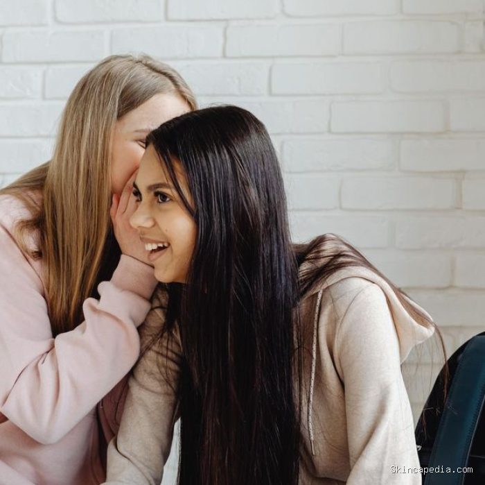 Kalimat “Tahu nggak sih?”. Kalimat ini biasa diucap untuk memulai gosip