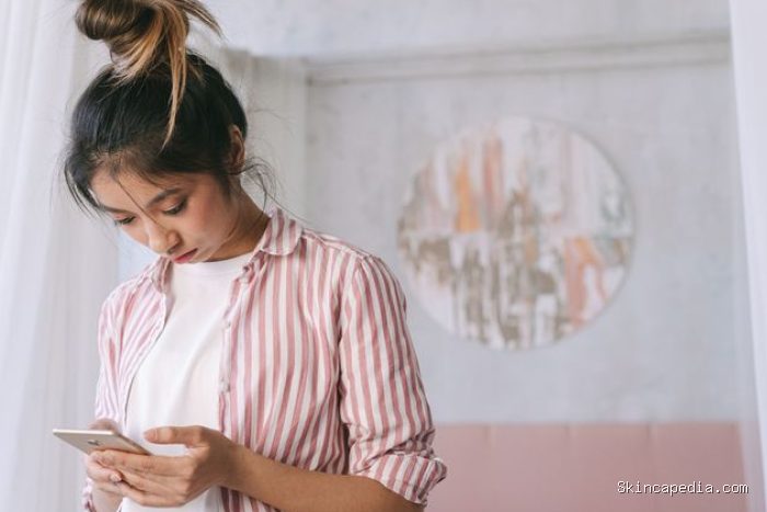 Tipe orang seperti ini mungkin tidak secara gamblang mengatakan bahwa mereka tidak ingin menghabiskan waktunya bersamamu. Tapi kamu bisa mengenali tanda-tandanya dari kalimat yang mereka gunakan dalam percakapan.