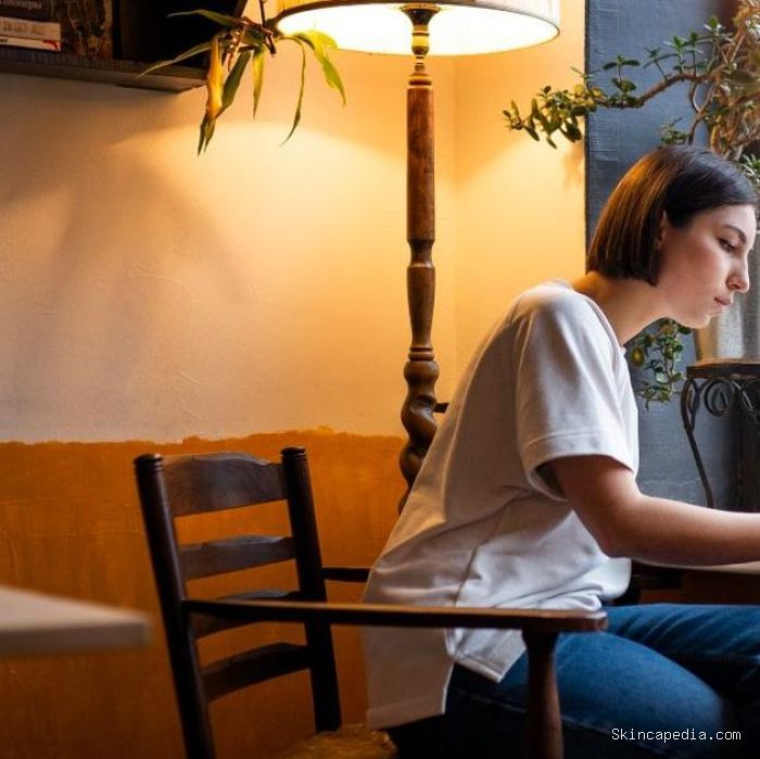 Kalau harus mengerjakan proyek secara mandiri, kelebihan introvert dalam karier justru semakin terlihat. Mereka mampu menjaga fokus tanpa harus bergantung pada pengakuan atau perhatian dari orang lain.
