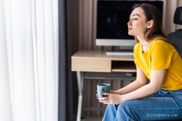 Ketika seseorang meminta maaf atas segalanya, pada dasarnya mereka mengatakan bahwa kebutuhan, pikiran, dan kehadiran mereka kurang penting daripada orang lain. Hal ini menunjukkan bahwa mereka punya harga diri yang rendah.