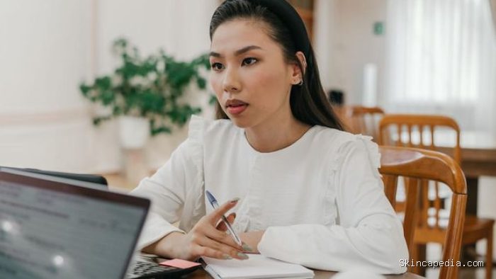 Orang yang insecure terlalu berpaku pada kesahalan yang dibuatnya Orang yang insecure terlalu berpaku pada kesahalan yang dibuatnya