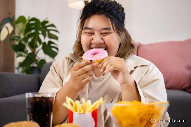 Makanan penyebab kulit kusam sering kali mengandung gula dalam jumlah tinggi, seperti permen, kudapan manis, dan minuman bersoda/Foto: Magnific/studioredcup Makanan penyebab kulit kusam sering kali mengandung gula dalam jumlah tinggi, seperti permen, kudapan manis, dan minuman bersoda. Konsumsi berlebihan dapat memicu lonjakan insulin yang berkaitan dengan peradangan dan munculnya jerawat. Asupan gula juga dapat mengganggu kolagen serta merusak elastin sehingga kulit tampak kurang sehat dan kehilangan kecerahannya.