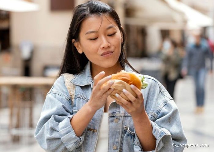 kebiasaan yang terlihat ‘tidak berbahaya’ tapi bikin otak cepat menua adalah makan junk food kebiasaan yang terlihat ‘tidak berbahaya’ tapi bikin otak cepat menua adalah makan junk food