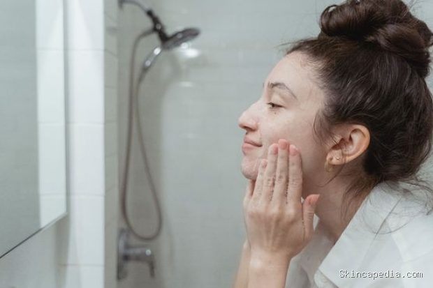 Membersihkan wajah, kebiasaan sebelum tidur agar kulit tampak glowing di pagi hari/Foto: Pexels.com/Miriam Alonso Membersihkan wajah merupakan kebiasaan sebelum tidur yang penting untuk mengangkat kotoran, sisa makeup, sunscreen, dan minyak agar kulit tampak lebih bersih serta glowing saat bangun pagi.