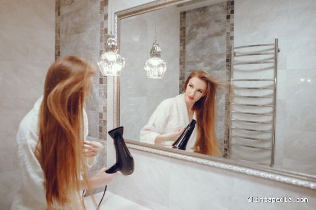 Mengeringkan rambut, kebiasaan sebelum tidur agar rambut tetap sehat/Foto: Magnific.com/prostooleh Mengeringkan rambut sebelum tidur merupakan kebiasaan sebelum tidur yang dapat mengurangi risiko rambut patah, kusut, dan frizzy saat bangun di pagi hari.