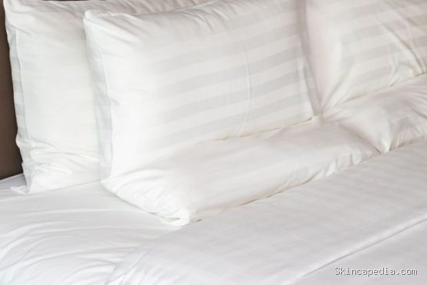 Menggunakan sarung bantal sutra untuk kulit dan rambut sehat/Foto: Magnific.com/lifeforstock Mengganti sarung bantal dengan bahan sutra menjadi kebiasaan sebelum tidur yang dapat membantu menjaga kelembapan kulit sekaligus mengurangi rambut kusut dan patah.