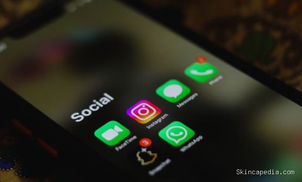 Cara mengenali orang cerdas dari home screen yang rapi/Foto: Pexels.com/ Sanket Mishra Salah satu cara mengenali orang cerdas adalah melihat apakah home screen ponsel tertata rapi sehingga lebih mudah digunakan dan minim distraksi.