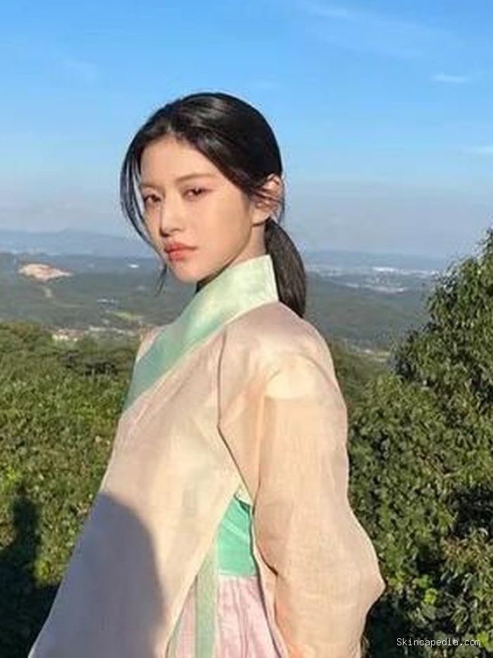 Go Yoon Jung sebagai Jin Bu Yeon atau Nak Su di Alchemy of Souls tampil dengan hanbok yang lebih modern dan artistik sesuai dengan genre sageuk fantasi. Go Yoon Jung sebagai Jin Bu Yeon atau Nak Su di Alchemy of Souls tampil dengan hanbok yang lebih modern dan artistik sesuai dengan genre sageuk fantasi.
