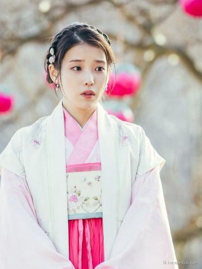 IU berperan sebagai Hae Soo, perempuan modern yang terlempar ke era Goryeo. Sepanjang episode, ia tampil mengenakan hanbok dengan warna yang lebih kaya dan aksesori rambut yang sederhana. IU berperan sebagai Hae Soo, perempuan modern yang terlempar ke era Goryeo. Sepanjang episode, ia tampil mengenakan hanbok dengan warna yang lebih kaya dan aksesori rambut yang sederhana.