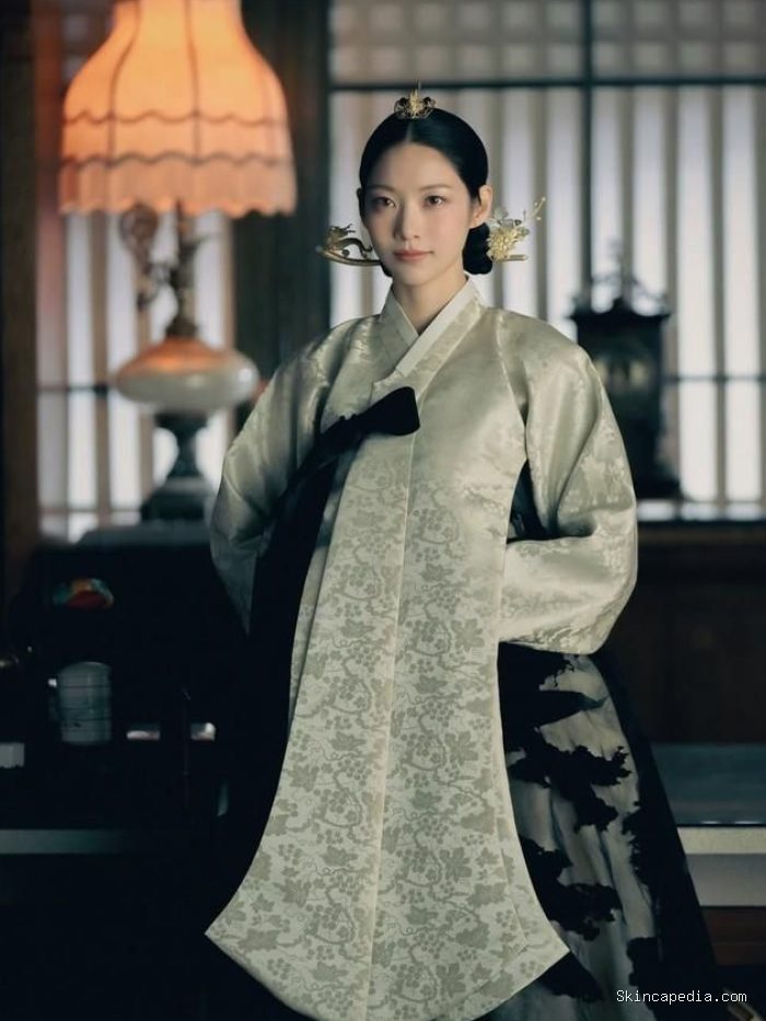 Gong Seung Yeon sebagai ibu suri di Perfect Crown hampir selalu mengenakan hanbok yang sudah disesuaikan dengan era masa kini dengan penambahan renda dan payet yang luxury. Gong Seung Yeon sebagai ibu suri di Perfect Crown hampir selalu mengenakan hanbok yang sudah disesuaikan dengan era masa kini dengan penambahan renda dan payet yang luxury.