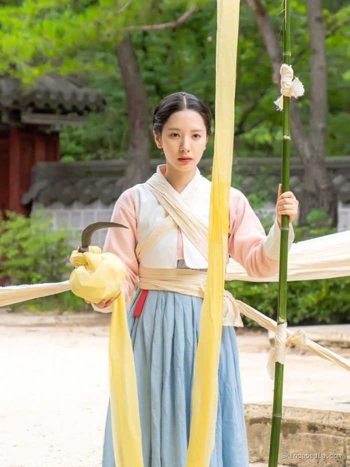Yeo Ri yang diperankan oleh Bona WJSN mengenakan hanbok bernuansa natural di The Haunted Palace. Karena ia adalah cucu seorang dukun, kostumnya lebih terlihat sederhana namun tetap elegan. Yeo Ri yang diperankan oleh Bona WJSN mengenakan hanbok bernuansa natural di The Haunted Palace. Karena ia adalah cucu seorang dukun, kostumnya lebih terlihat sederhana namun tetap elegan.