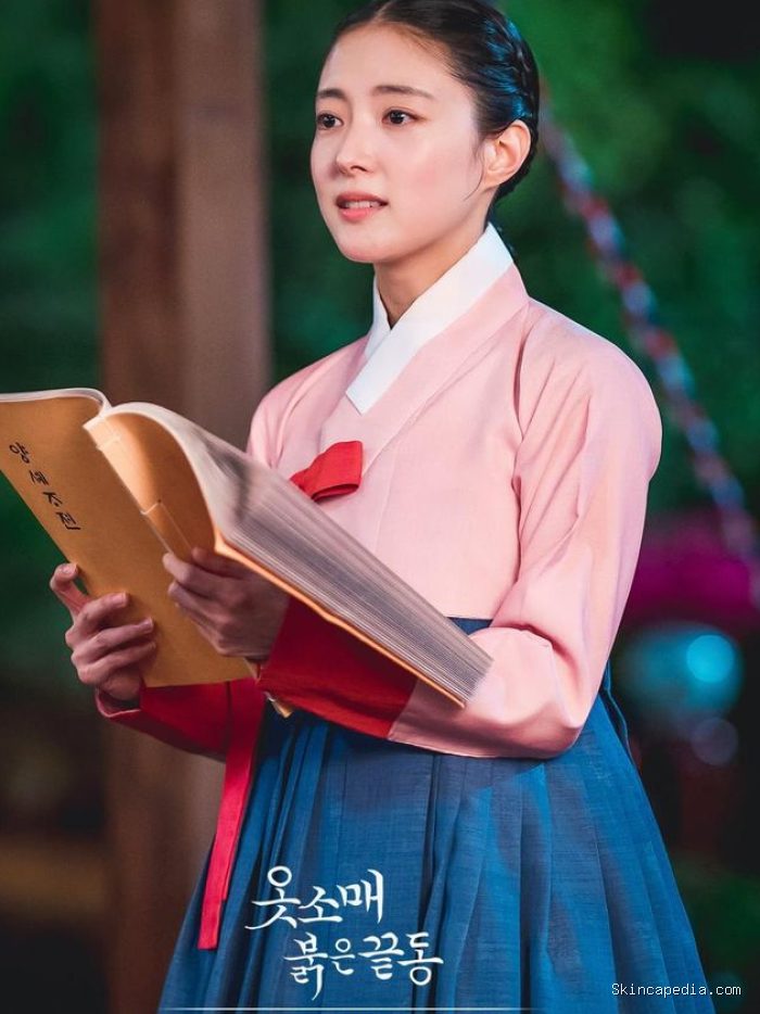Hanbok Seong Deok Im yang diperankan Lee Se Young di The Red Sleeve merupakan salah satu representasi paling autentik dan mengutamakan akurasi sejarah di era Joeseon. Hanbok Seong Deok Im yang diperankan Lee Se Young di The Red Sleeve merupakan salah satu representasi paling autentik dan mengutamakan akurasi sejarah di era Joeseon.