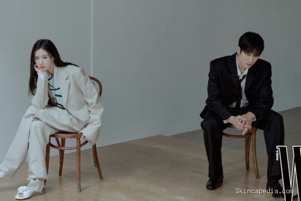 Potret Ahn Bo Hyun dan Jung Eun Chae dalam pemotretan bersama W Korea/ Foto: instagram.com/wkorea Potret Ahn Bo Hyun dan Jung Eun Chae dalam pemotretan bersama W Korea.