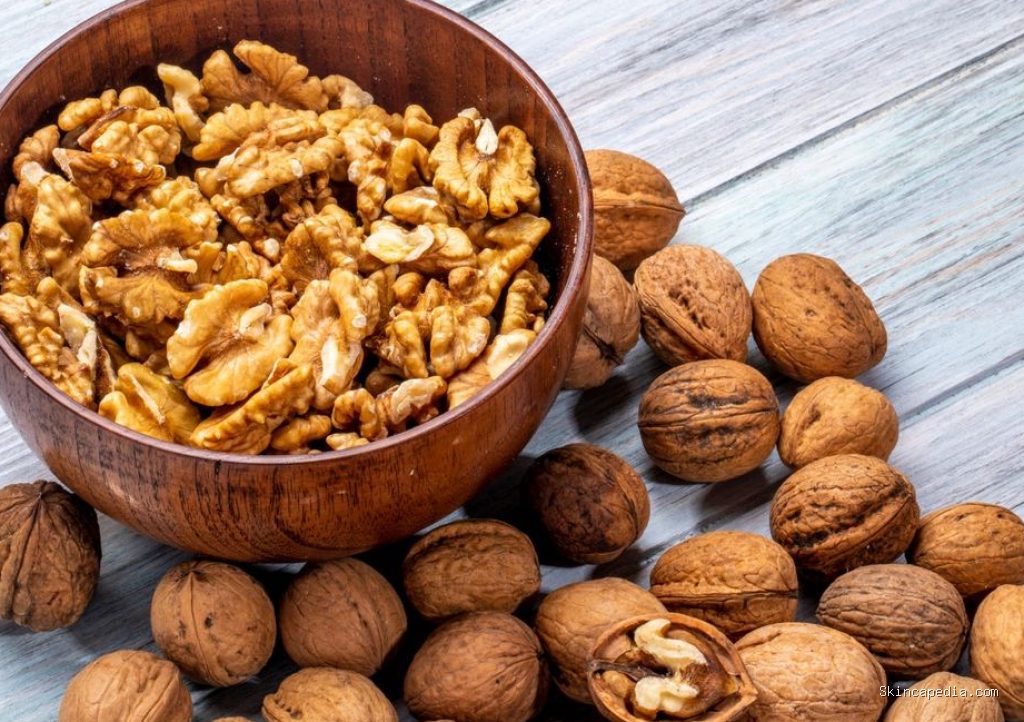Manfaat kacang kenari Makanan terbaik yang bisa dibawa naik ke pesawat menurut ahli gizi dan pramugari adalah kacang kenari.