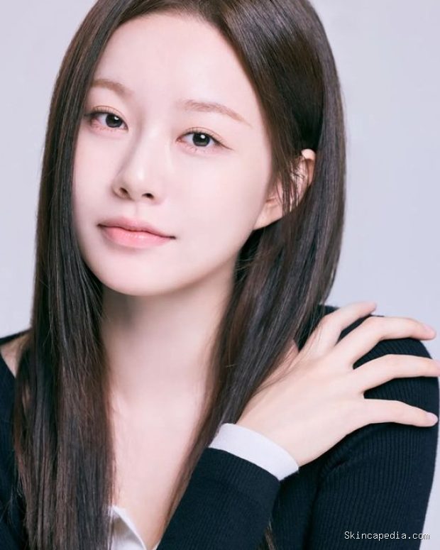 Potret Park Yoo Na dalam foto profil terbaru/ Foto: instagram.com/you_naaaa Park Yoo Na menampilkan sisi bersih, elegan, dan memesona dalam foto profil terbaru bersama KeyEast Entertainment.