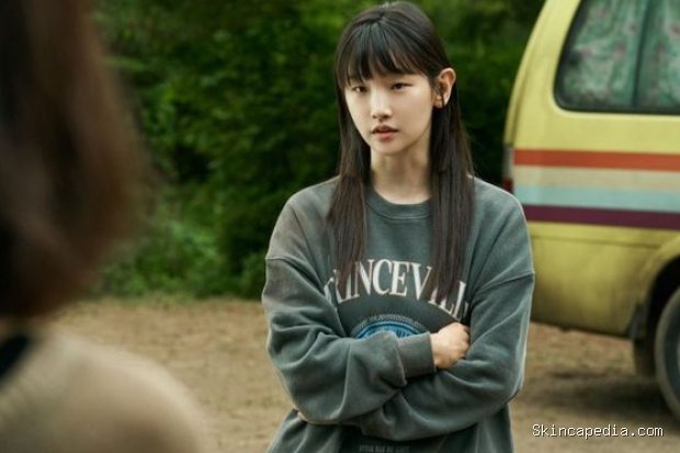 Potret Park So Dam dalam film 'The Journey to Gyeongju'/ Foto: soompi.com Park So Dam akan menampilkan sisi karismatik terbaru melalui perannya sebagai Young Ju yang dikenal jenius dan berani dalam film 'The Journey to Gyeongju'.