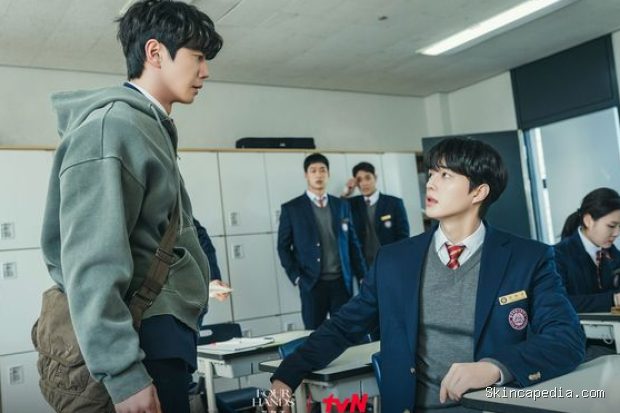 Lee Jun Young dan Song Kang bersaing untuk memperebutkan gelar pianis terbaik dalam potongan adegan drama 'Four Hands Two Sonatas'.