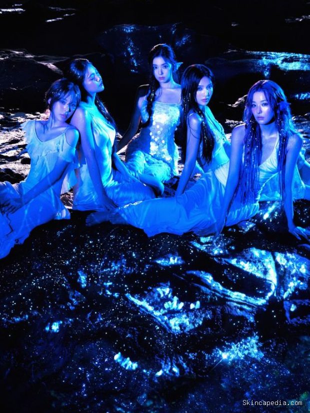 Potret Red Velvet dalam foto konsep album 'Velvet Summer'/ Foto: instagram.com/redvelvet_smtown Red Velvet kembali membawakan tema Velvet dalam video klip lagu Surfin' Boy yang memiliki getaran Red.