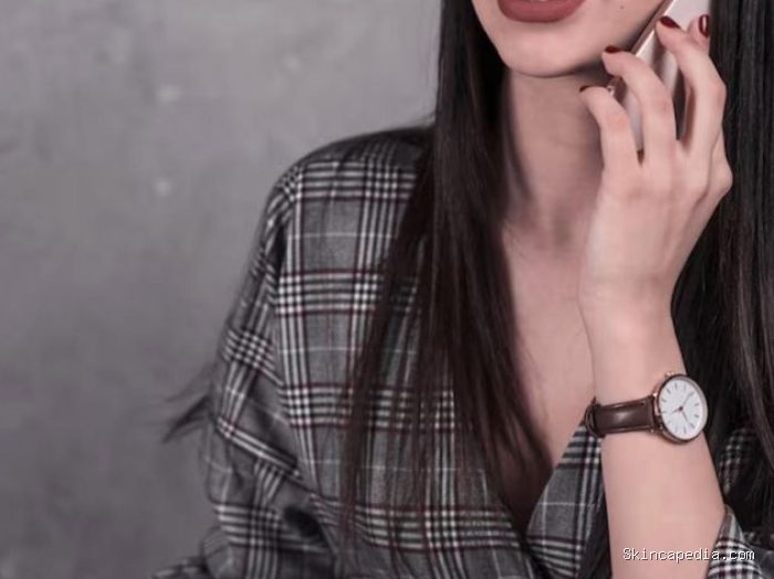 Jam tangan analog yang elegan dengan desain simpel cocok dikenakan saat bekerja ke kantor, menghadiri acara formal, atau untuk bergaya kasual./ Foto: magnific.com