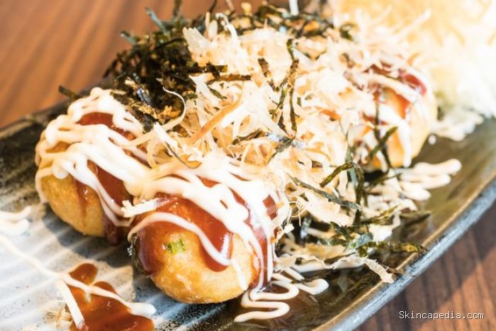 Takoyaki adalah opsi appetizer atau camilan pembuka yang nggak pernah salah. Bentuknya yang bulat kecil dan bite-sized bikin menu ini sangat praktis untuk dimakan sambil mengobrol santai.