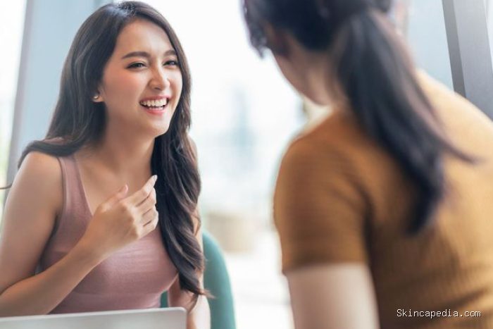 Tanda kedekatan lainnya adalah mereka akan meniru ekspresi wajahmu. Tanda kedekatan lainnya adalah mereka akan meniru ekspresi wajahmu.