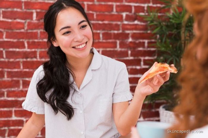 Tanda orang menyukaimu akan menunjukkan senyum, tawa spontan, dan ekspresinya yang alami sepanjang percakapan. Tanda orang menyukaimu akan menunjukkan senyum, tawa spontan, dan ekspresinya yang alami sepanjang percakapan.