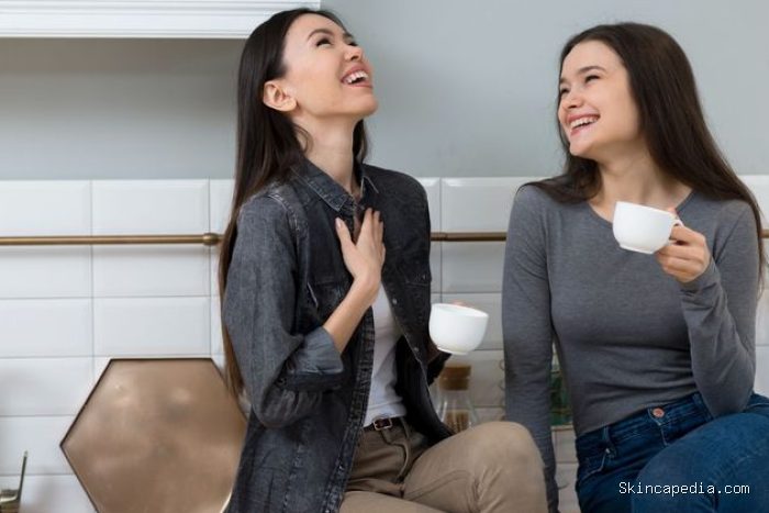 Orang yang secara alami bergerak mendekat saat percakapan bisa menjadi tanda mereka menyukaimu. Orang yang secara alami bergerak mendekat saat percakapan bisa menjadi tanda mereka menyukaimu.