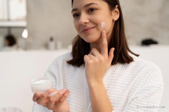 Kulit yang terhidrasi dengan baik secara alami akan terlihat lebih halus, sehat, dan kenyal. Menurut ahli kimia kosmetik, kombinasi humektan dan bahan pendukung skin barrier dapat membantu menjaga kelembapan kulit./ Foto: magnific.com Kulit yang terhidrasi dengan baik secara alami akan terlihat lebih halus, sehat, dan kenyal. Menurut ahli kimia kosmetik, kombinasi humektan dan bahan pendukung skin barrier dapat membantu menjaga kelembapan kulit./ Foto: magnific.com