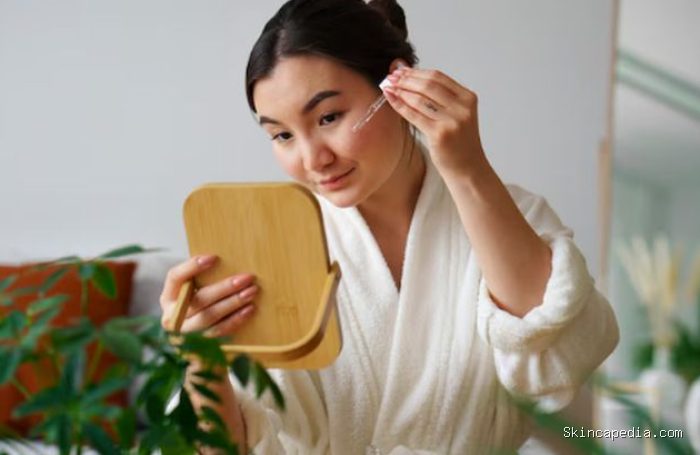 Perawatan kulit dengan retinoid dapat membantu merangsang produksi kolagen dan elastin serta menyamarkan garis halus secara bertahap. Pada pagi hari, antioksidan seperti vitamin C juga dapat membantu melindungi kulit dari kerusakan akibat radikal bebas./ Foto: magnific.com Perawatan kulit dengan retinoid dapat membantu merangsang produksi kolagen dan elastin serta menyamarkan garis halus secara bertahap. Pada pagi hari, antioksidan seperti vitamin C juga dapat membantu melindungi kulit dari kerusakan akibat radikal bebas./ Foto: magnific.com