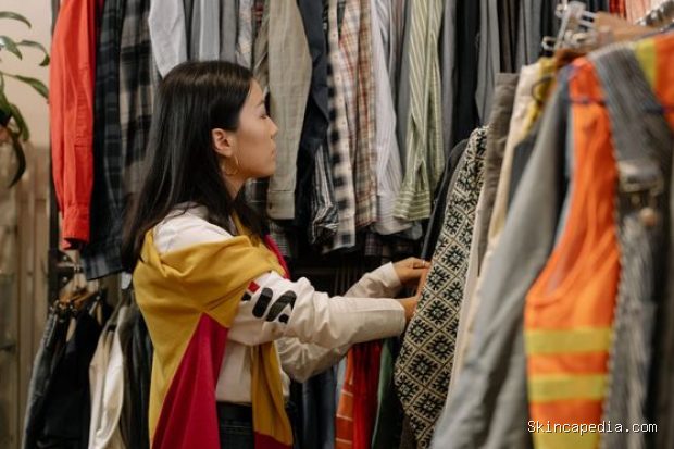 Belanja pakaian secondhand sebagai cara menghemat uang saat inflasi/Foto: Pexels.com/cottonbro studio Salah satu cara menghemat uang saat inflasi adalah membeli pakaian secondhand berkualitas. Selain lebih hemat, kebiasaan ini juga lebih ramah lingkungan.
