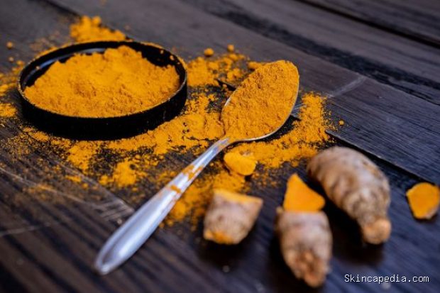 Kunyit untuk membantu meredakan batuk secara alami/Foto: Pexels.com/Karl Solano Kunyit mengandung kurkumin yang memiliki sifat antiradang dan antioksidan. Kunyit bisa digunakan dalam minuman hangat atau ramuan rumahan untuk membantu meredakan batuk.