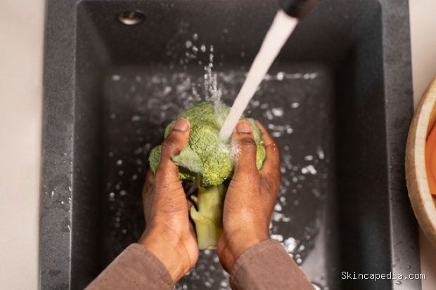 Cara mencuci brokoli yang tepat/Foto: Magnific.com/magnific Brokoli dan kembang kol perlu diperhatikan bagian celah-celah pada permukaannya. Bilas bagian kepala sayuran dengan air dingin yang mengalir sambil memosisikannya menghadap ke bawah agar air dapat menjangkau bagian yang sulit dibersihkan.