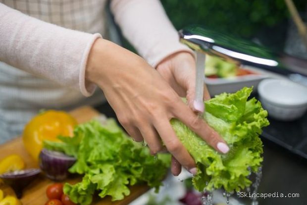 Cara mencuci sayuran berdaun/Foto: Pexels.com/Kampus Production Cara mencuci sayuran berdaun seperti bayam, selada, dan kale sebaiknya dilakukan dengan membilasnya menggunakan air dingin yang mengalir. Hindari merendamnya terlalu lama karena daun yang berpori dapat menyerap kontaminan dari air.