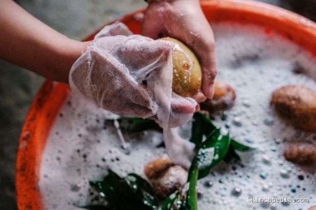 Cara mencuci buah dan sayur berkulit tebal/Foto: Pexels.com/Ninh Tien Dat Cara mencuci buah dan sayur yang memiliki kulit tebal tetap perlu dilakukan meskipun kulitnya akan dibuang. Kotoran dan kontaminan pada permukaan dapat berpindah ke bagian dalam ketika bahan dipotong atau dikupas.