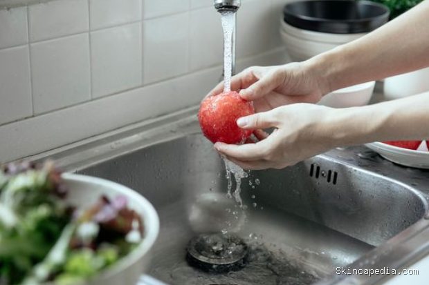 Cara mencuci buah dan sayuran berkulit keras/Foto: Pexels.com/Miriam Alonso Cara mencuci buah dan sayur berkulit keras seperti apel, labu, dan mentimun adalah dengan menggosok permukaannya di bawah air mengalir. Pencucian sebaiknya dilakukan menjelang dikonsumsi atau diolah agar bahan makanan tidak lebih cepat rusak.