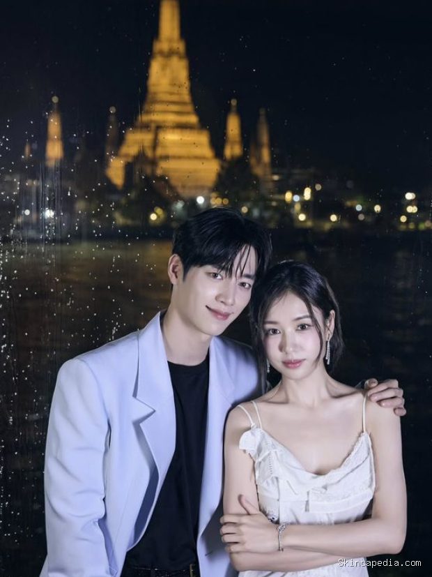 Potret Ahn Eun Jin dan Seo Kang Joon di Bangkok/ Foto: instagram.com/primevideo Seo Kang Joon dan Ahn Eun Jin mengambil foto romantis kala menikmati pemandangan malam di Bangkok.