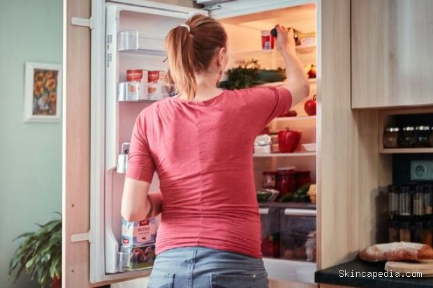 Gunakan stok sebelum kedaluwarsa, salah satu langkah melakukan backwards shopping/Foto: Pexels.com/Lucie Liz Backwards shopping membantu mengurangi food waste dengan menggunakan bahan makanan yang sudah dimiliki sebelum membeli stok baru.