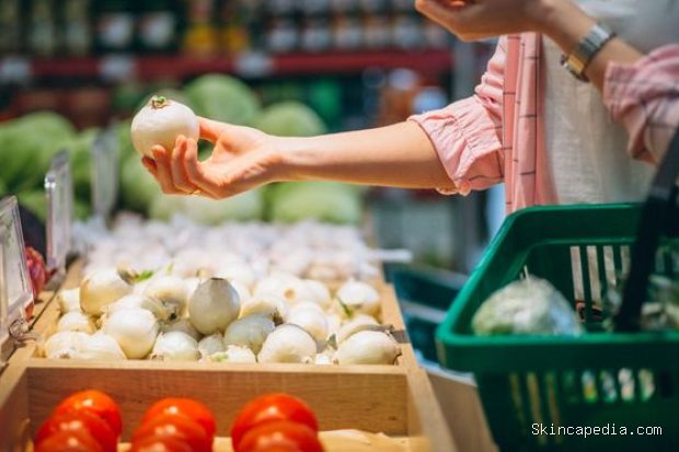 Pengertian backwards shopping/Foto: Magnific.com/senivpetro Backwards shopping merupakan metode belanja yang dimulai dengan mengecek stok makanan di rumah, menyusun menu dari bahan yang tersedia, lalu membeli bahan yang masih kurang.
