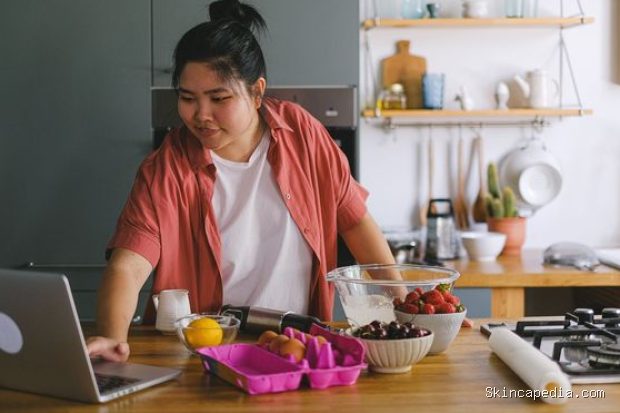 Cek stok dapur, salah satu langkah melakukan backwards shopping/Foto: Pexels.com/Anna Shvets Langkah selanjutnya dalam backwards shopping adalah menyusun menu berdasarkan bahan makanan yang sudah tersedia sehingga stok lama bisa digunakan sebelum membeli bahan baru.