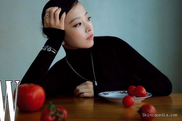 Potret Park Bo Young dalam pemotretan bersama W Korea/ Foto: instagram.com/wkorea Park Bo Young memperkenalkan koleksi perhiasan terbaru Chopard dalam pemotretan bersama W Korea.