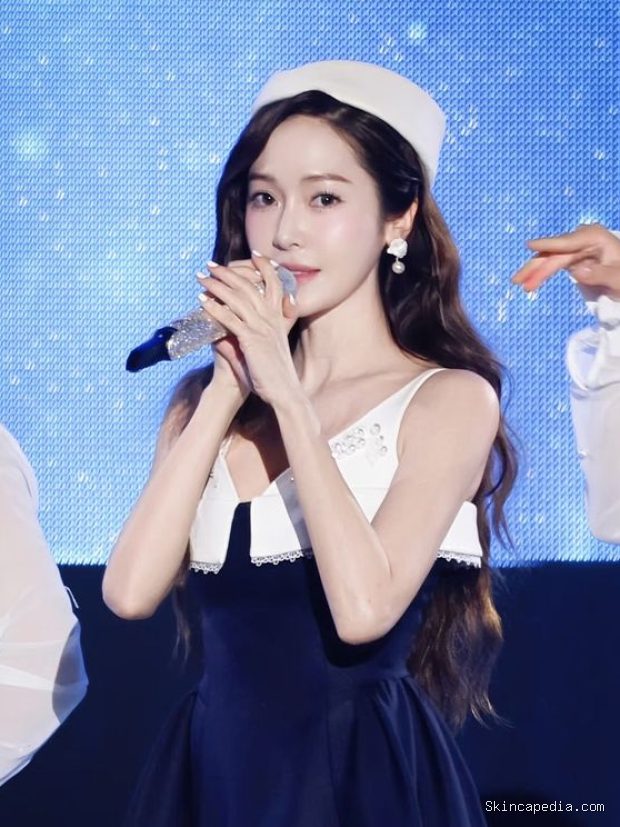 Potret Jessica Jung membawakan lagu 'Naengmyeon'/ Foto: instagram.com/jessica.syj Potret Jessica Jung membawakan lagu 'Naengmyeon'.