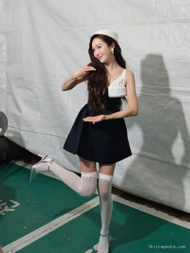 Potret Jessica Jung membawakan lagu 'Naengmyeon'/ Foto: instagram.com/jessica.syj Jessica Jung membagikan potret antusiasnya di balik panggung acara dalam menampilkan tarian ikonik lagu Naengmyeon.